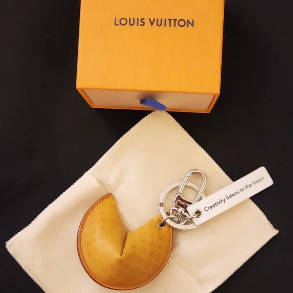 ***BRAND NEW*** Rare Louis Vuitton Monogram Fortune Cookie Bag Charm Key Holder - Picture 1 of 7